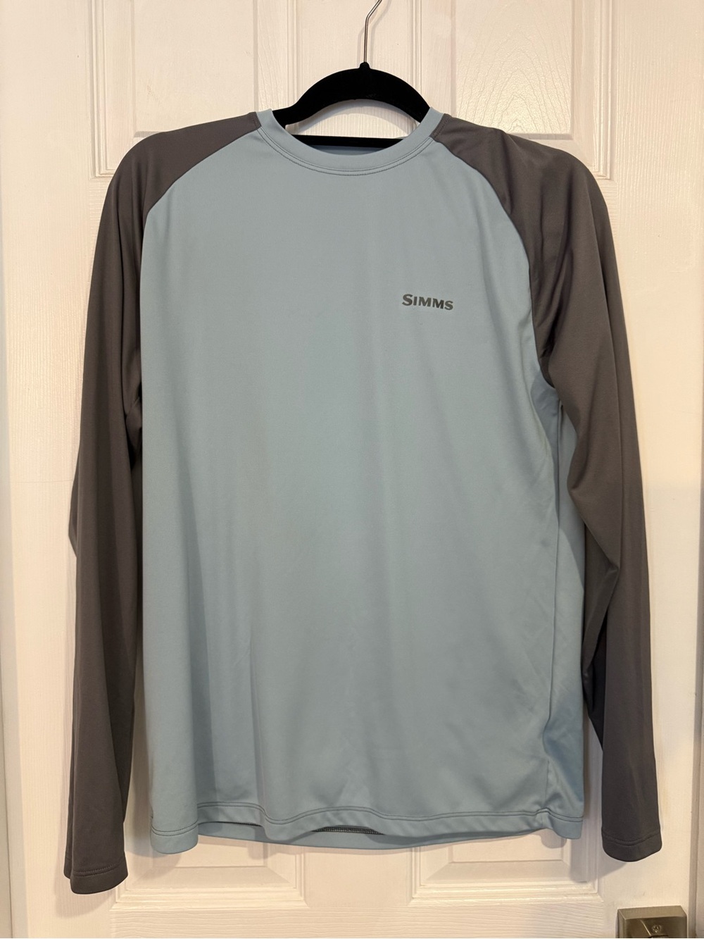 Simms Men’s Long-Sleeve Rash Guard in Light Blue and Gray With Tarpon Camo sz S